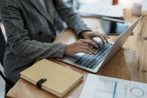 Business woman works on computer